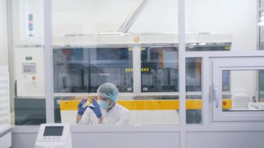 adam gözlük lens laboratuvar temizler