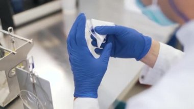 işçi gözlük lens laboratuvar temizler