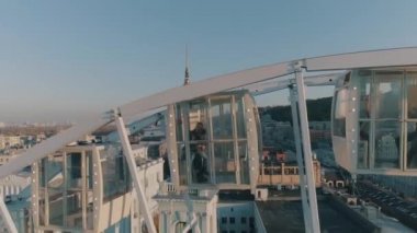 dönme dolap içinde oturan insanların havadan görünümü.