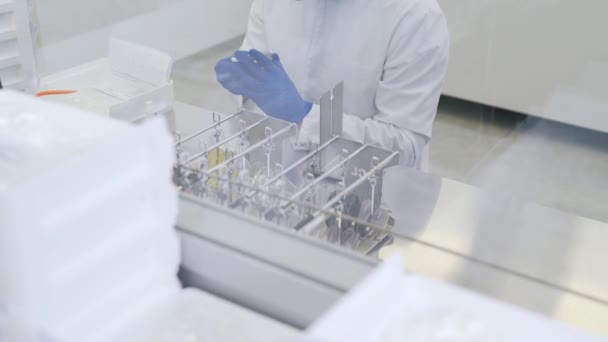 Человек чистит линзы в лаборатории — стоковое видео