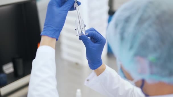 Control de lentes para gafas en primer plano de laboratorio — Vídeos de Stock