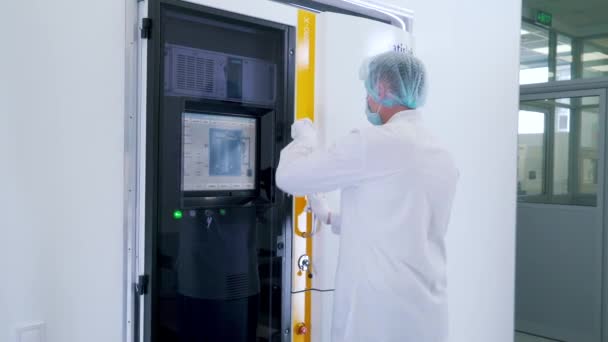 Homem recebe equipamentos no laboratório — Vídeo de Stock