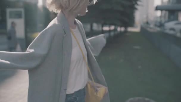 Positiv fashionabla flicka promenader i city — Stockvideo