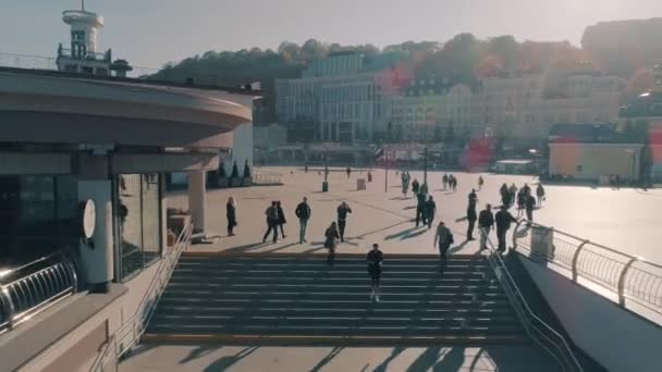 Люди прогуливаются по городу с видом с воздуха — стоковое видео