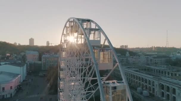 Вид с воздуха на колесо обозрения в городе — стоковое видео