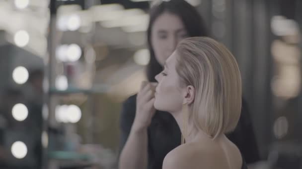 Chica hace maquillaje por el espejo — Vídeo de stock