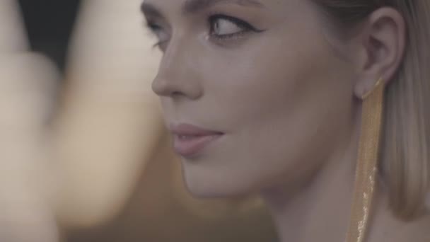 Kız makyaj ve küpe closeup ile — Stok video