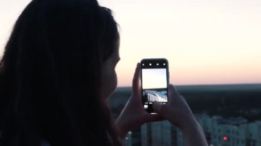 kız bir fotoğraf çatıdan yapar