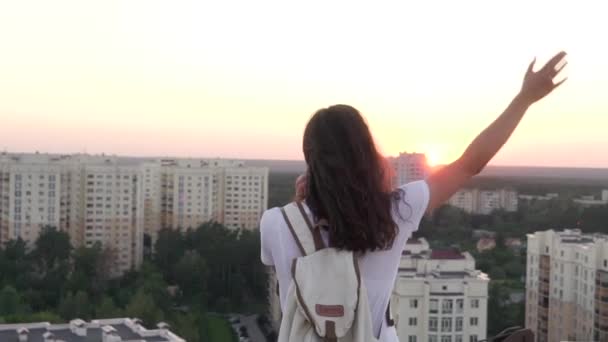 Dívka se setkává západ slunce na střeše domu — Stock video
