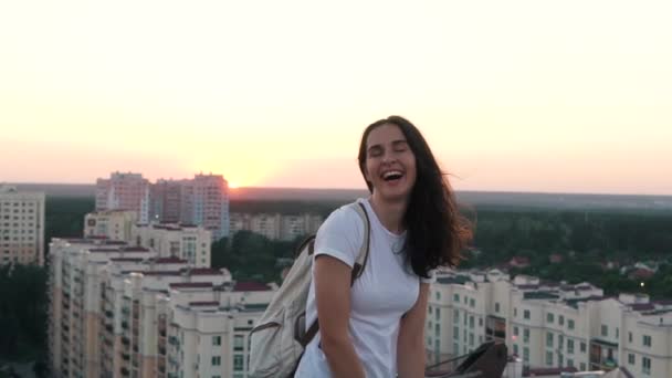 Šťastná Dívka Střeše Budovy — Stock video
