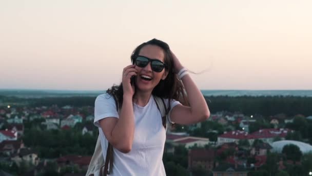 Meisje praten aan de telefoon op het dak — Stockvideo
