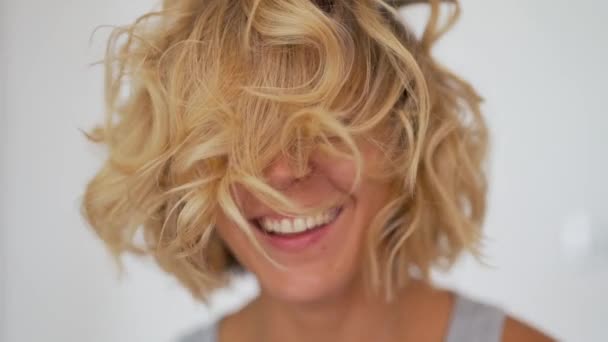 Curly blonde in a vest close up — Stock Video