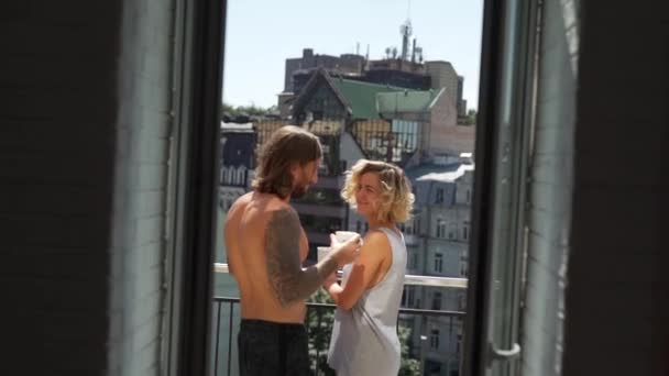 Jovem casal beber café na varanda — Vídeo de Stock