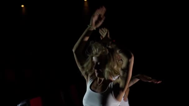 Boş bir sinemada dans çift — Stok video