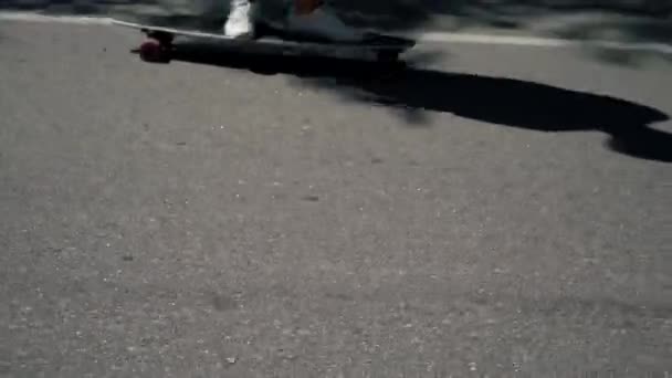 Rijden op een skateboard close-up — Stockvideo