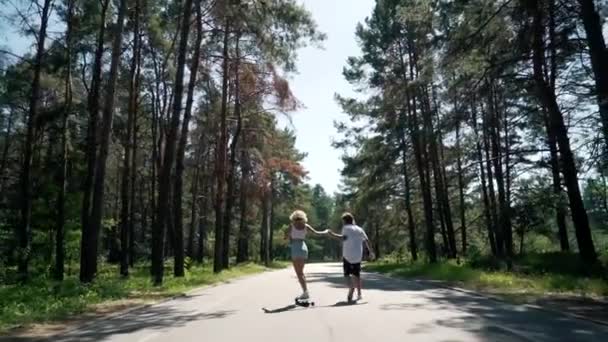 Guy teaches girl to skate — Stock Video