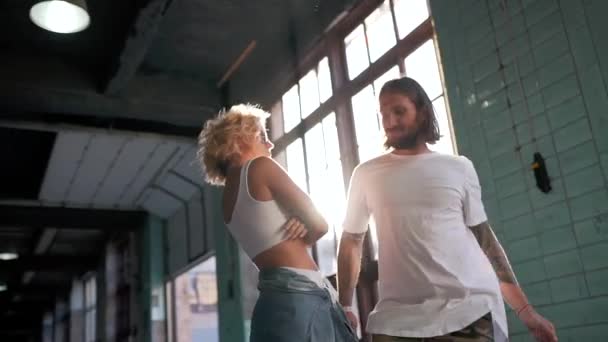 Пара танцює в міському місці — стокове відео