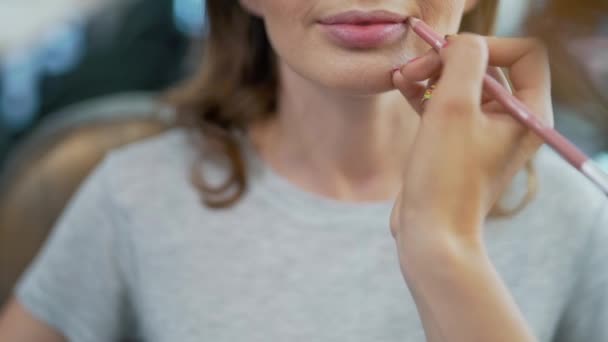 Fille peint ses lèvres avec un crayon — Video