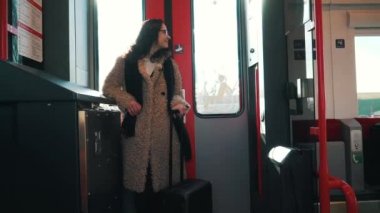 bir bavulun içinde metro araba ile seyahat