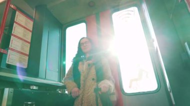 metro ile gidiş bavulla Gezgin