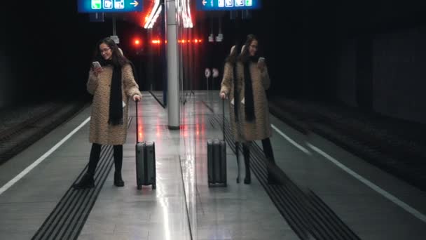 Chica con una maleta en la plataforma del metro — Vídeos de Stock
