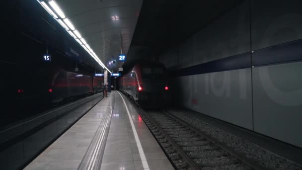 Zugabfahrt in der modernen U-Bahn — Stockvideo