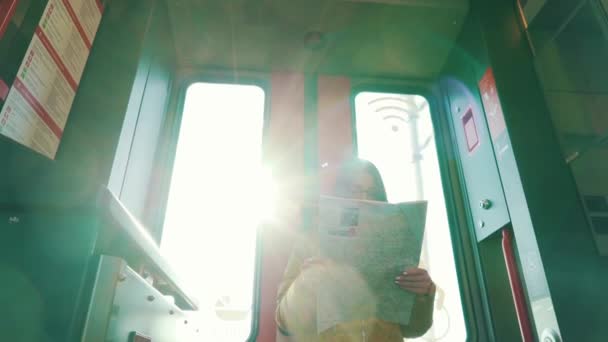 Podróżnik patrzy na mapie miasta w samochodzie metra — Wideo stockowe