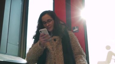 Metro arabaya gidiyor smartphone ile kız