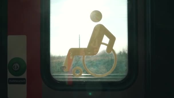Handikappskylten på dörrarna till tunnelbana bilen — Stockvideo
