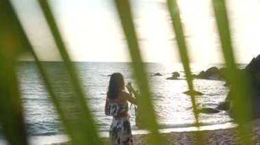 sırt çantası ile okyanus tarafından tatilde kız