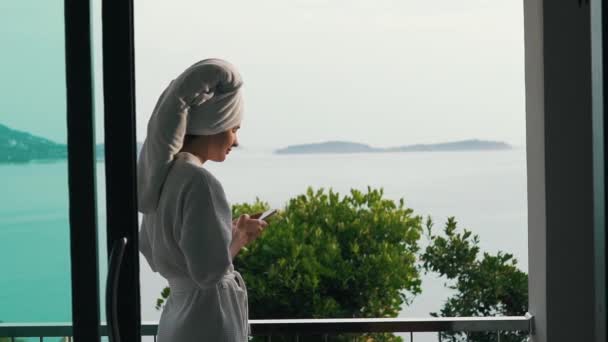 Meisje schrijft een bericht op de smartphone op vakantie prachtig uitzicht — Stockvideo