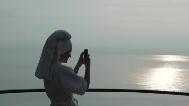 Meisje neemt foto's van de Oceaan op vakantie — Stockvideo