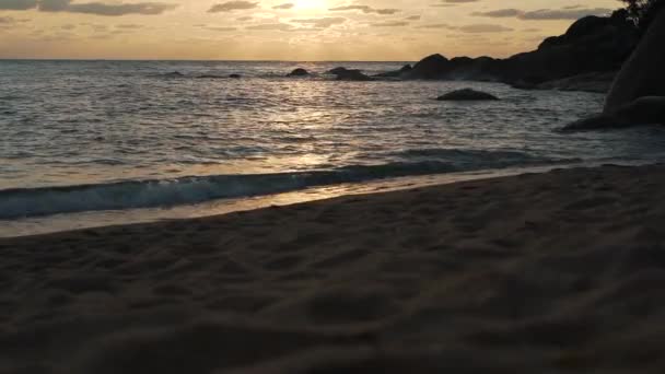 Спокойный океан и песок на пляже — стоковое видео