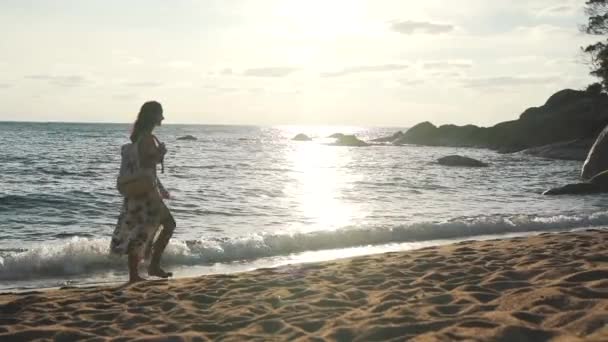 Fille en vacances marchant au bord de l'océan avec sac à dos — Video