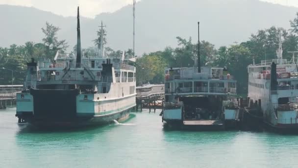 Бухта с туристическими лодками — стоковое видео