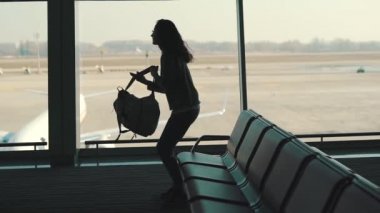 bir uçuş için bekleyen bir sırt çantası ile turist kız