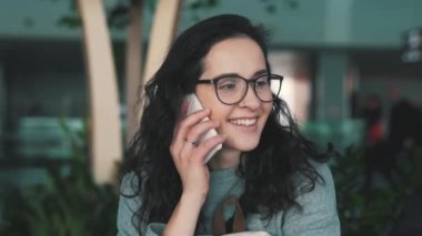 Mobil telefonda konuşurken kız gülümseyerek