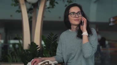 havaalanı salonunda bir cep telefonu yla konuşan kız