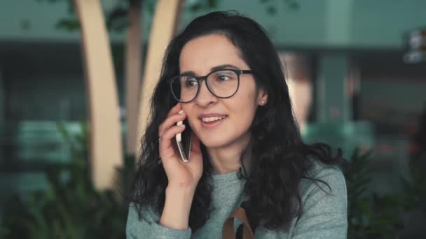 Bir cep telefonu üzerinde konuşurken kız — Stok video