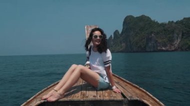 kız teknenin kenarında sürmek