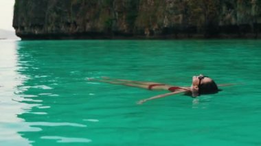 kız sırtında yüzen rahatlatır