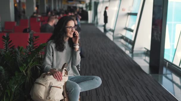 Fille parlant sur un téléphone portable dans le salon de l'aéroport — Video