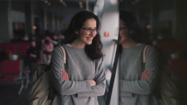 Mädchen mit Rucksack in der Flughafenlounge — Stockvideo