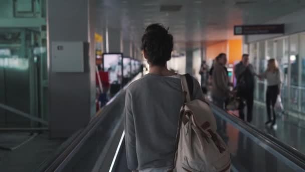 Mädchen auf Travalator im Flughafen — Stockvideo