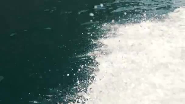 Sprühen auf das Wasser vom Boot aus — Stockvideo