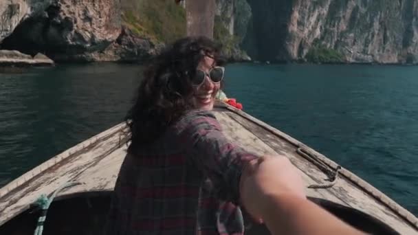 Chicas me siguen estilo en barco en el océano — Vídeo de stock