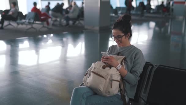 Turista chica con mochila en aeropuerto salón — Vídeos de Stock