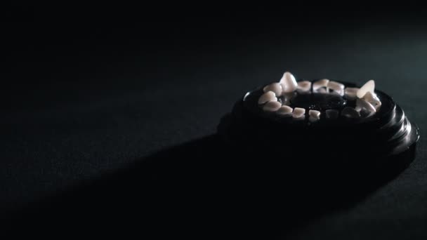 Zahnfurniere Präsentation auf schwarzem Hintergrund — Stockvideo