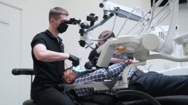 Diş hekimi ameliyat sırasında teknolojik ekipman kullanır