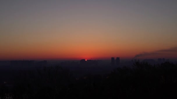 Şehrin üzerinde güzel bir gün batımı — Stok video
